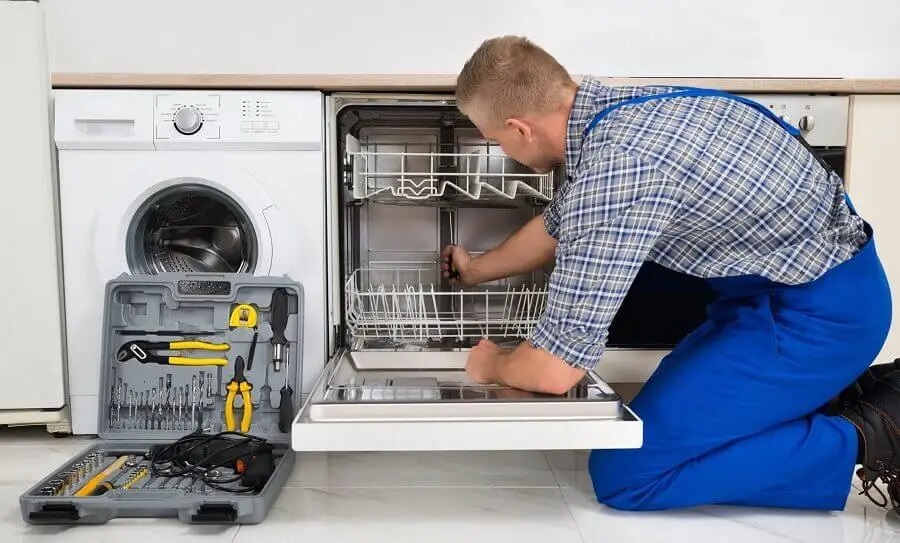 Dilovası Smeg servisi teknisyen ekibi beyaz eşya tamiri yaparken